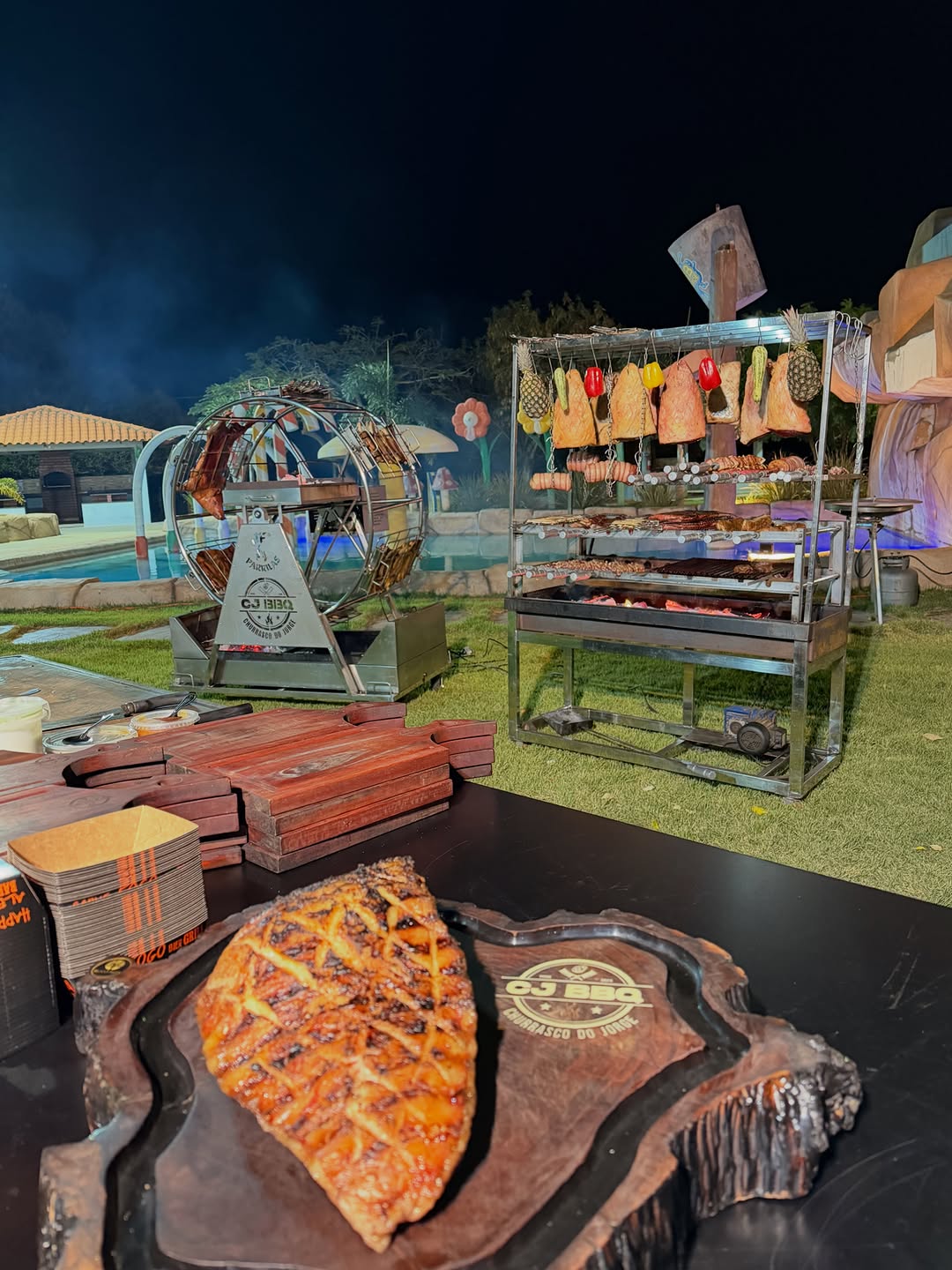 Buffet de churrasco montado para confraternização corporativa.