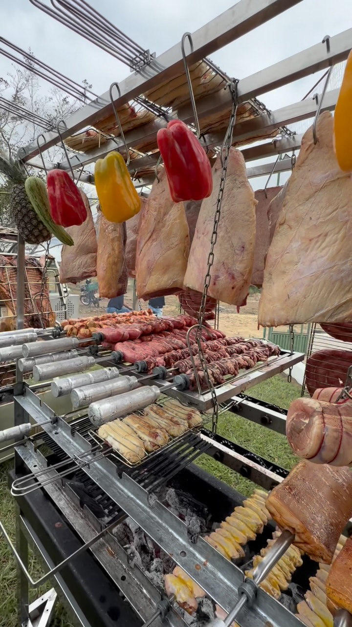 Espetos coloridos de carnes e legumes preparados em ação de marca.
