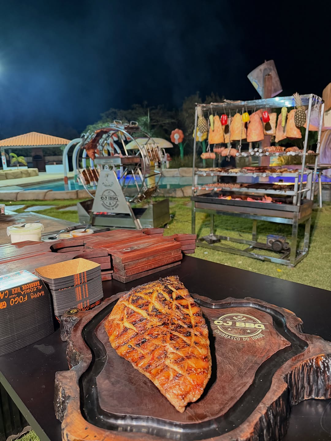 Estrutura ampla de churrasco montada para evento de grande porte.